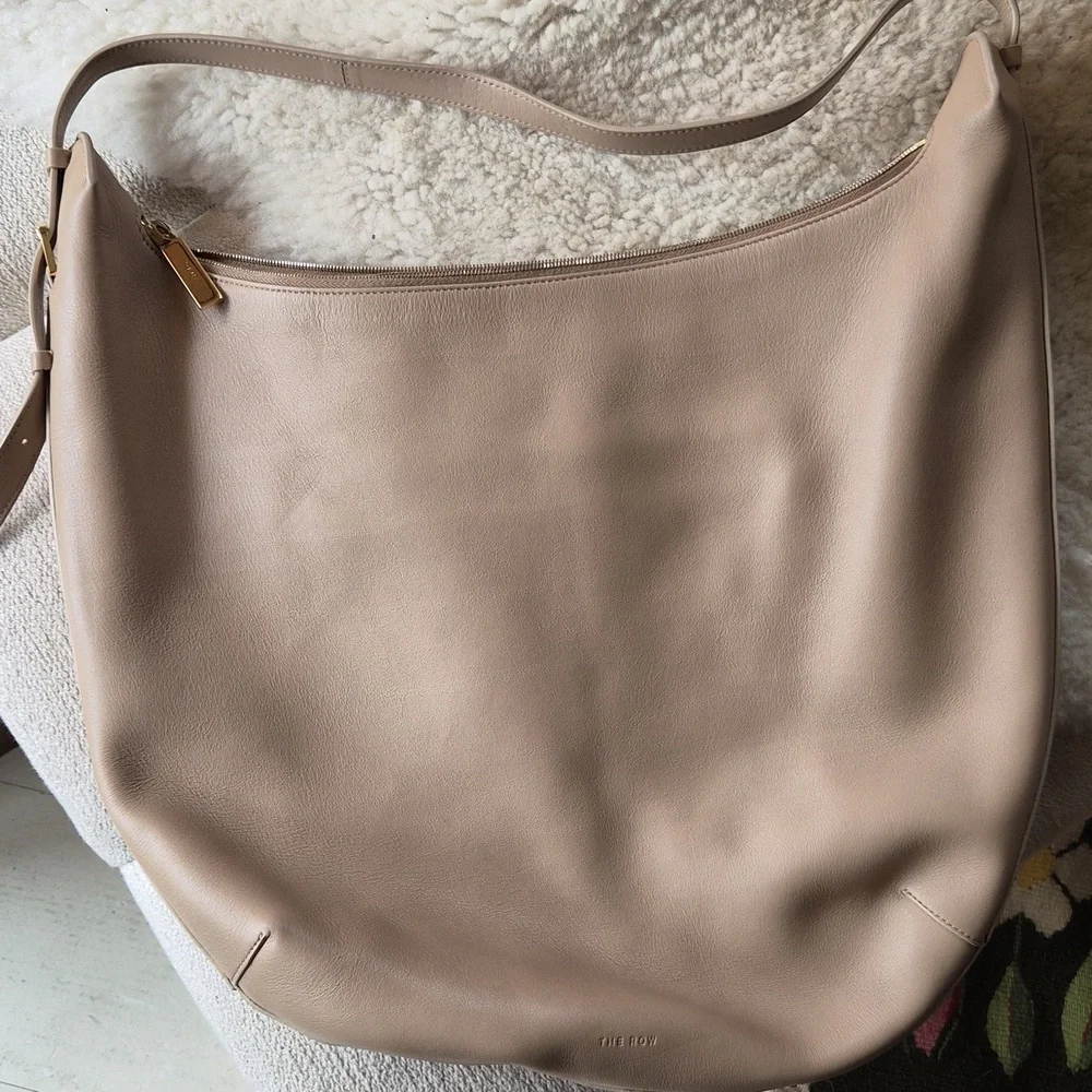 The ROW rare N/S Izzy in Lambskin Lux Neutral - Picture 5 of 8